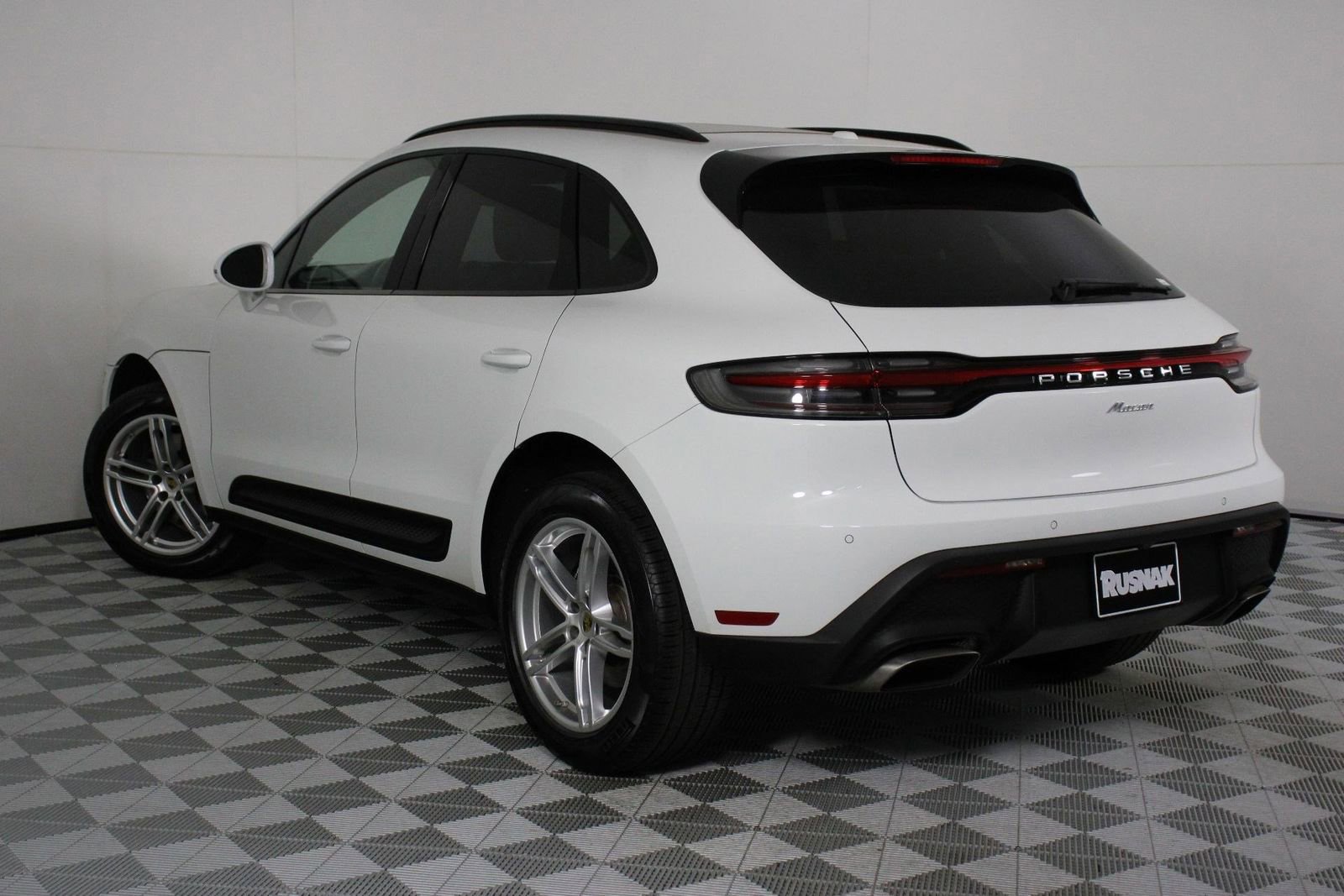 Certified 2022 Porsche Macan AWD/4WD image 3