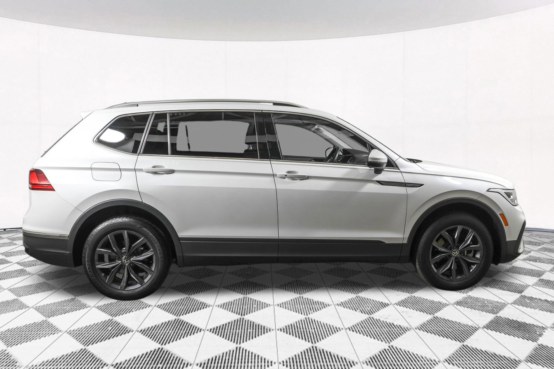 Used 2023 Volkswagen Tiguan SE AWD/4WD image 13