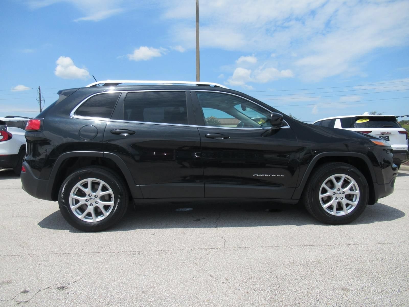 Used 2015 Jeep Cherokee Latitude w/ Cold Weather Group AWD/4WD image 2