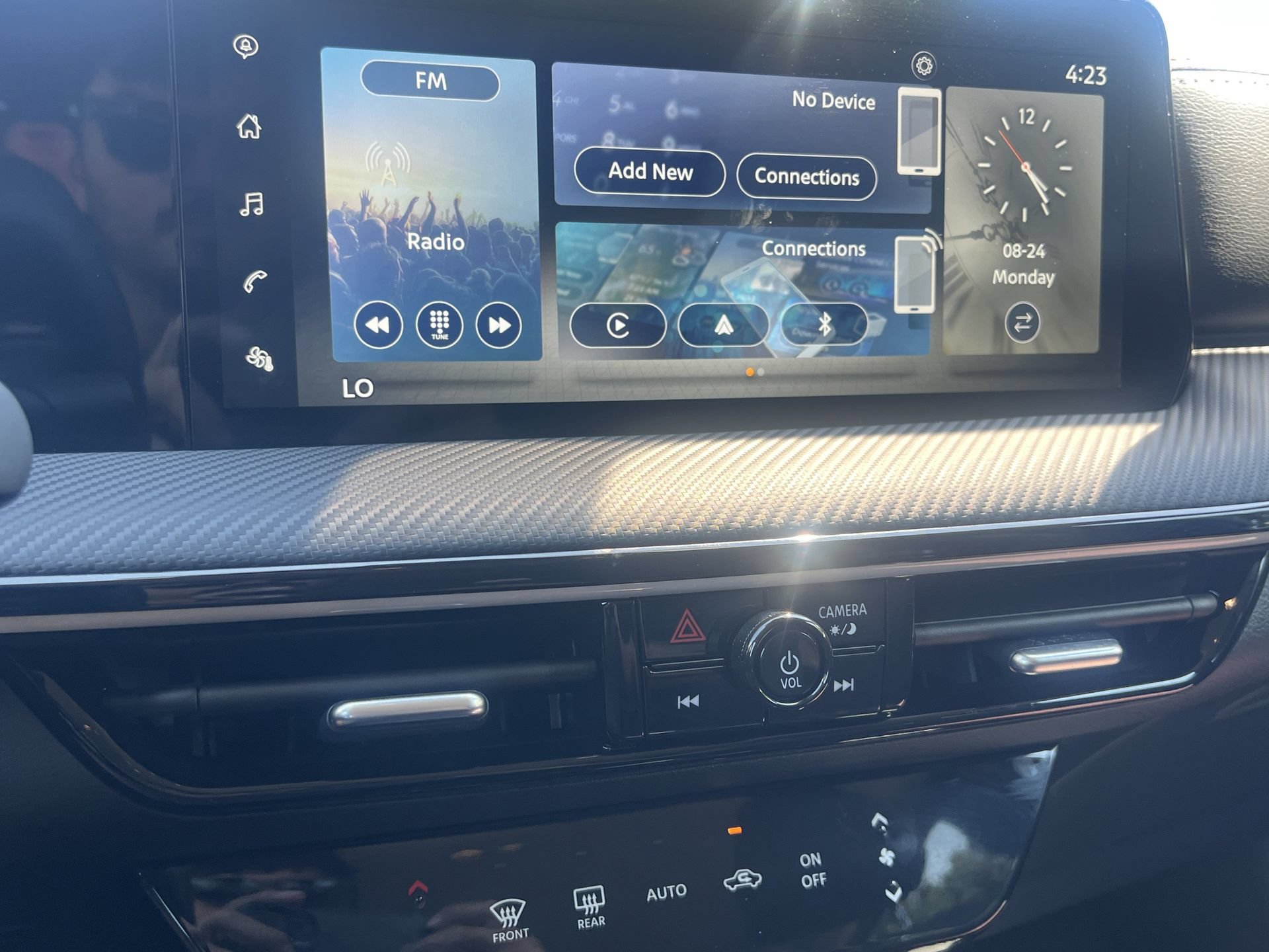 Certified 2025 Nissan Kicks SR FWD image 5