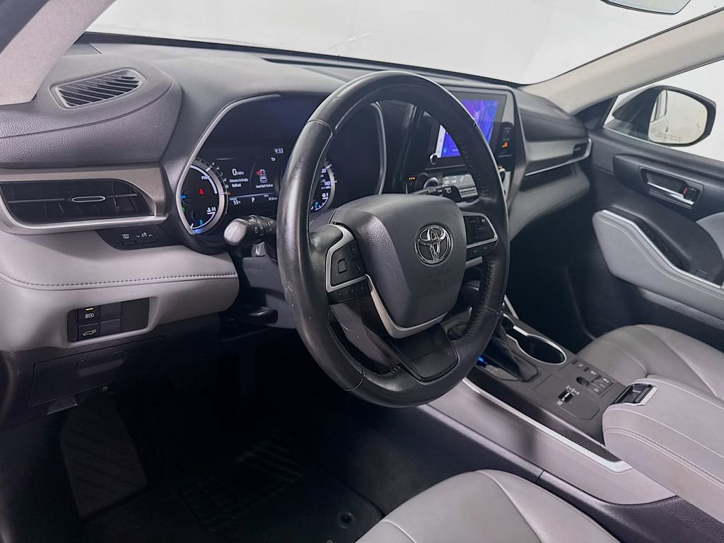 Used 2023 Toyota Highlander XLE AWD/4WD image 10
