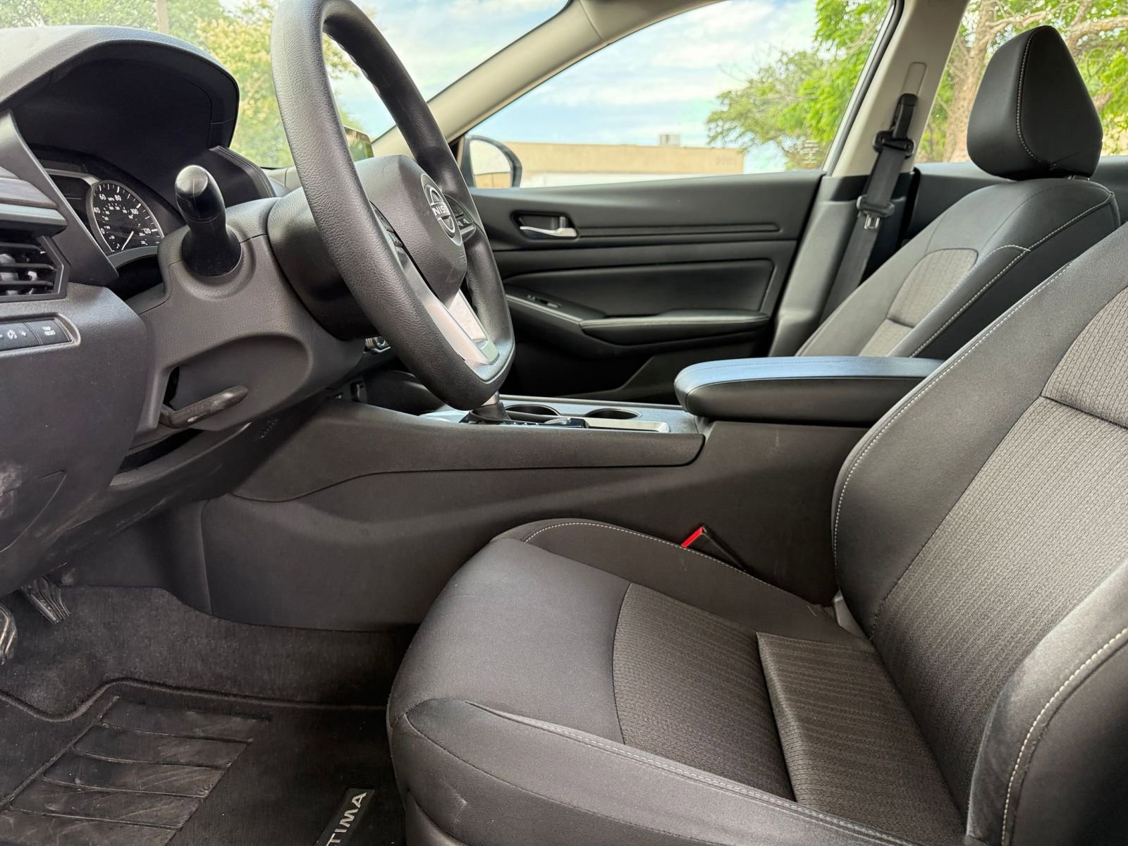 Used 2025 Nissan Altima 2.5 SV FWD image 27