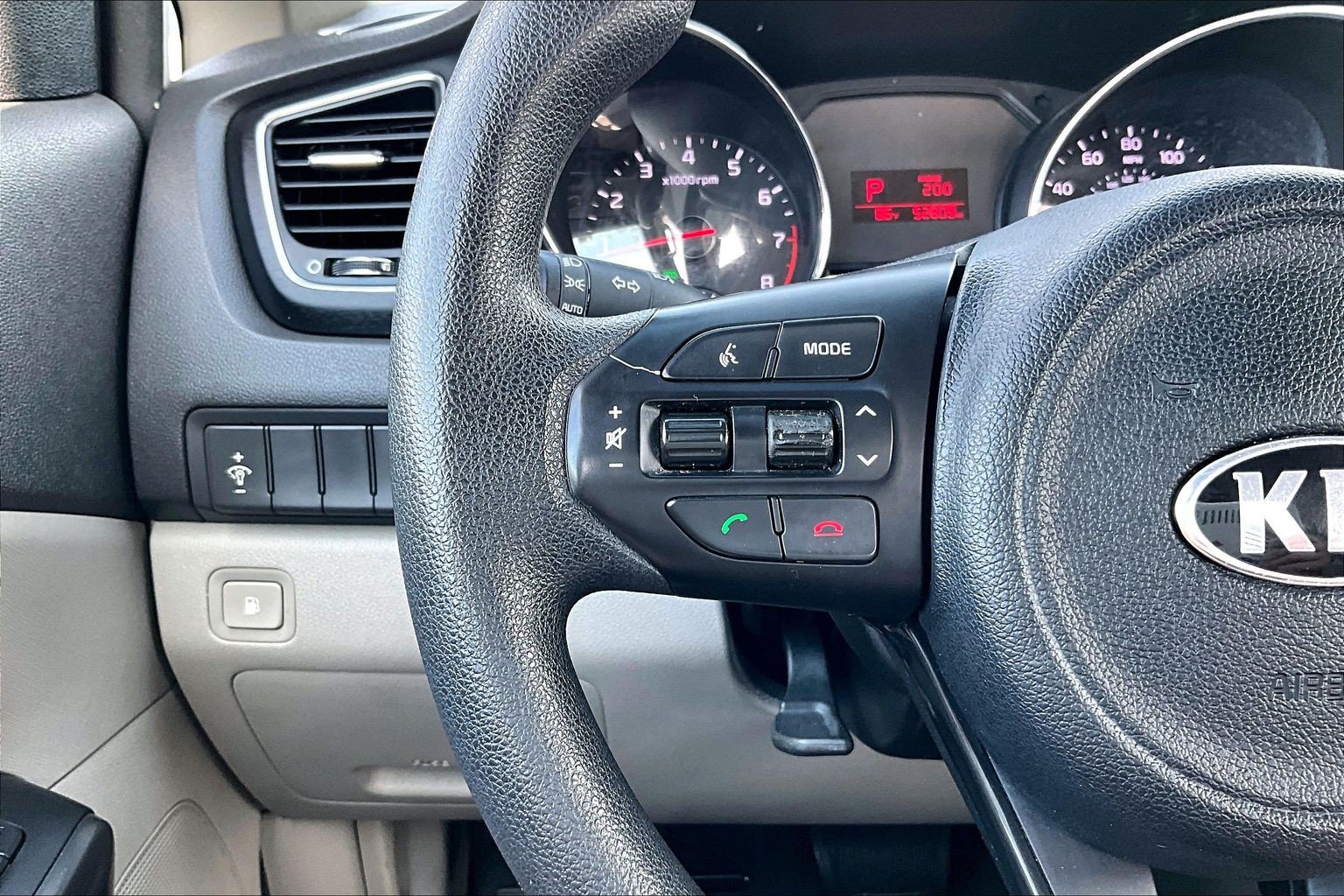 Used 2018 Kia Sedona L FWD image 19