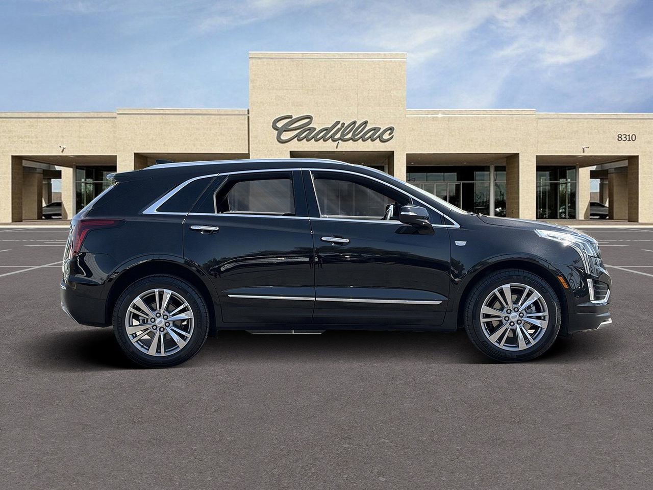 Certified 2024 Cadillac XT5 Premium Luxury w/ Technology Package FWD image 4