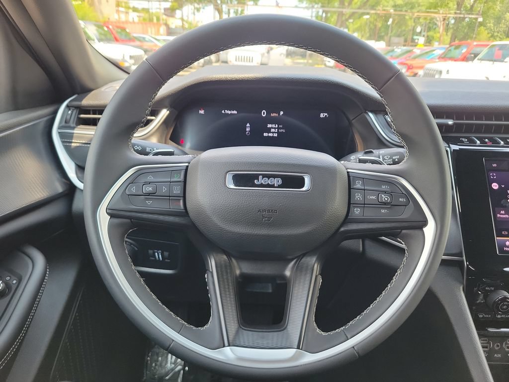 Certified 2025 Jeep Grand Cherokee Laredo AWD/4WD image 21