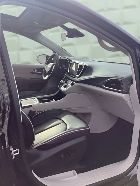 Certified 2024 Chrysler Pacifica Limited image 17