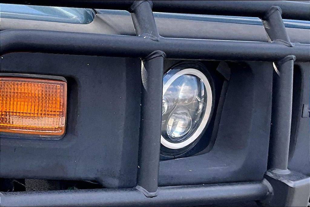 Used 2005 HUMMER H2 SUT w/ Preferred Equipment Group image 28