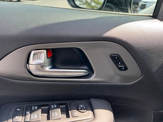 Used 2025 Chrysler Pacifica Select w/ Uconnect Theater Family Group AWD/4WD image 29