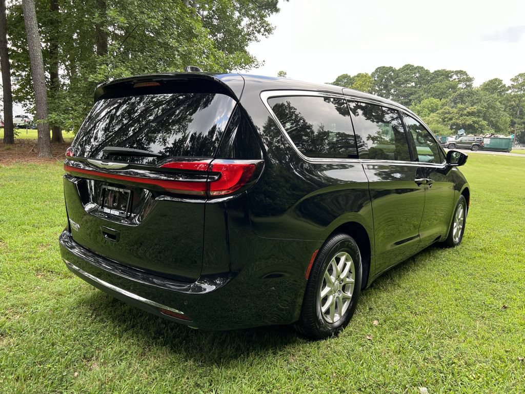 New 2026 Chrysler Pacifica Select FWD image 3