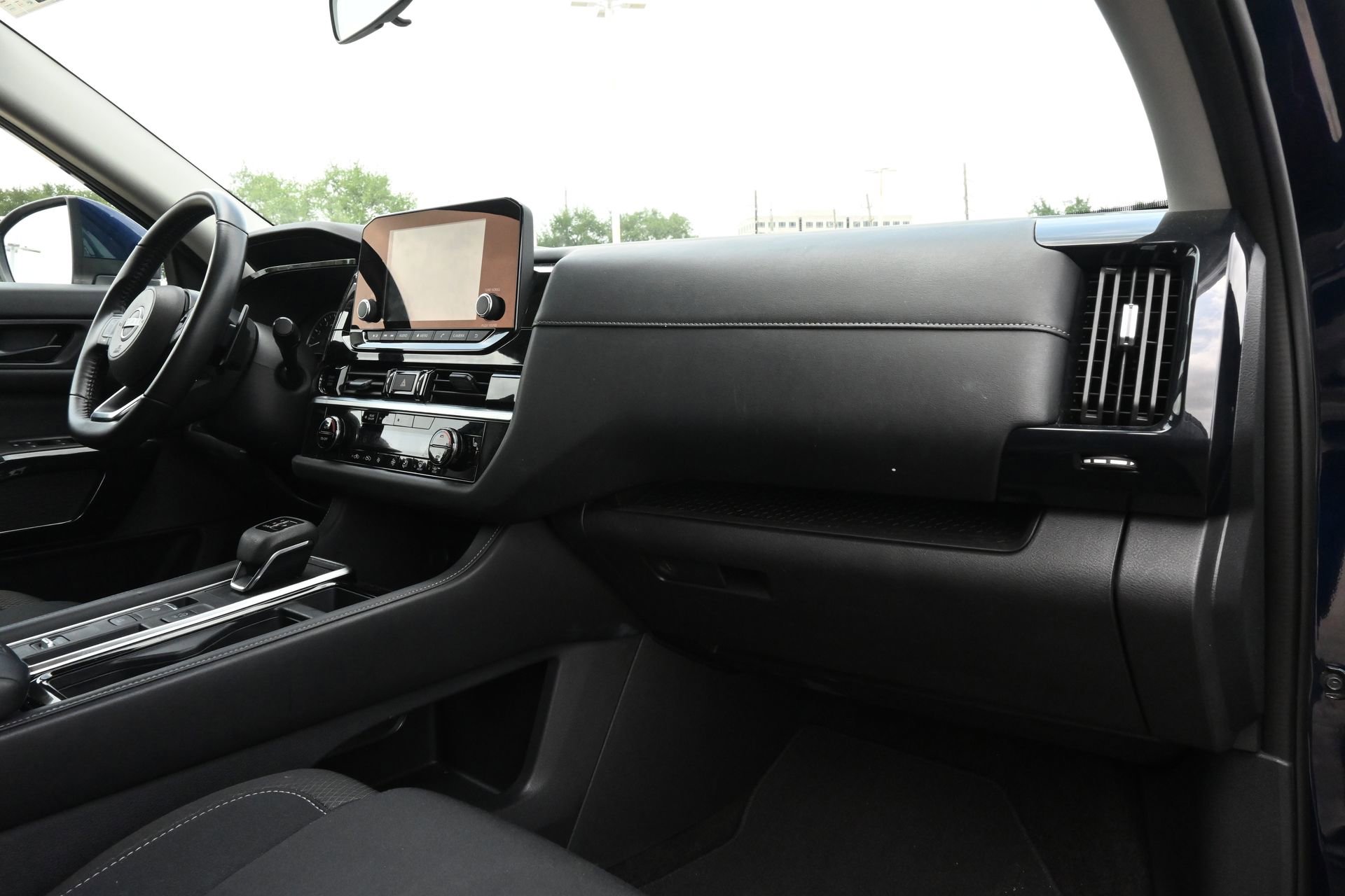 Used 2025 Nissan Pathfinder SV FWD image 25