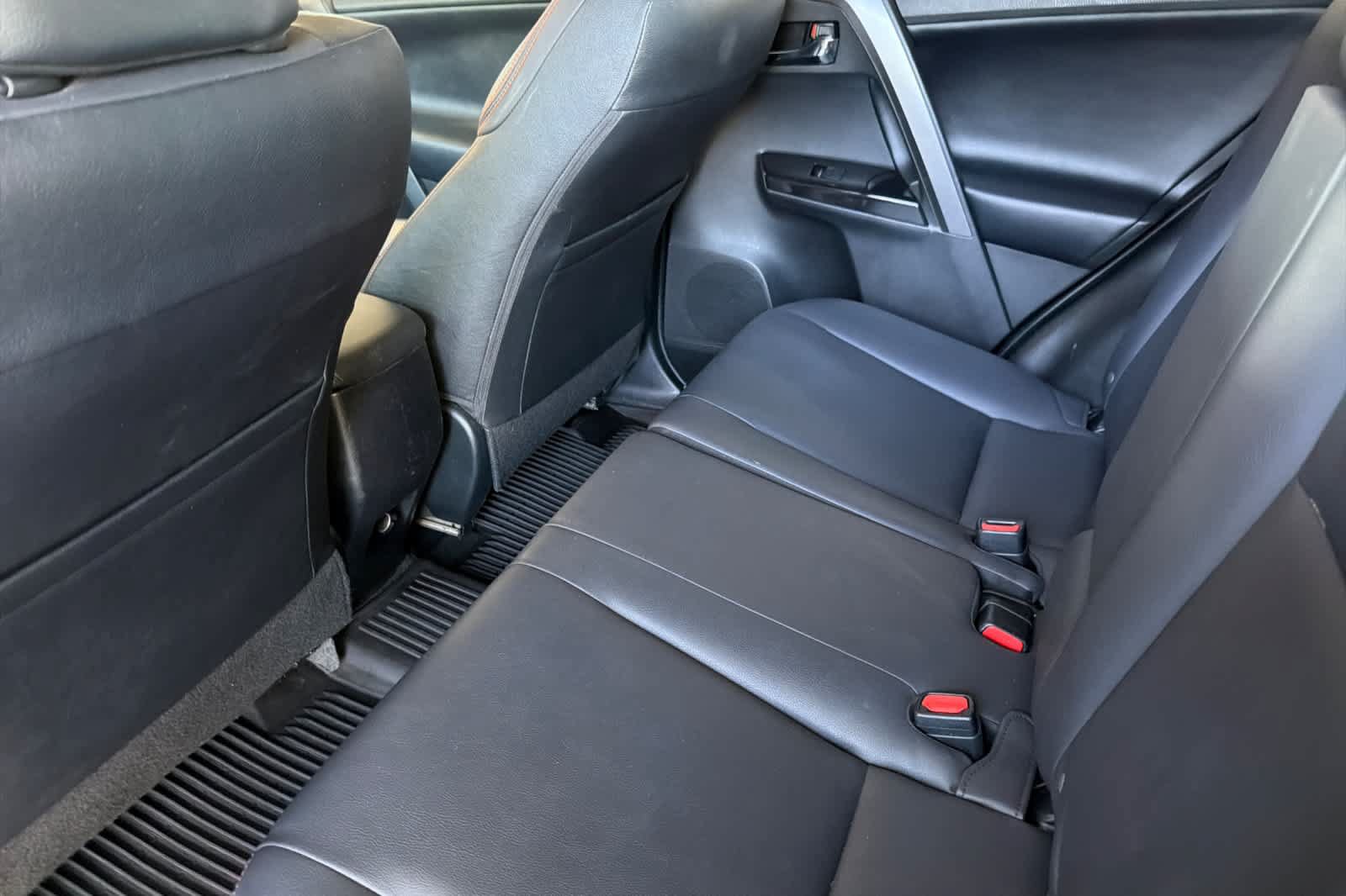 Used 2018 Toyota RAV4 SE w/ Power Extra Value Package FWD image 4