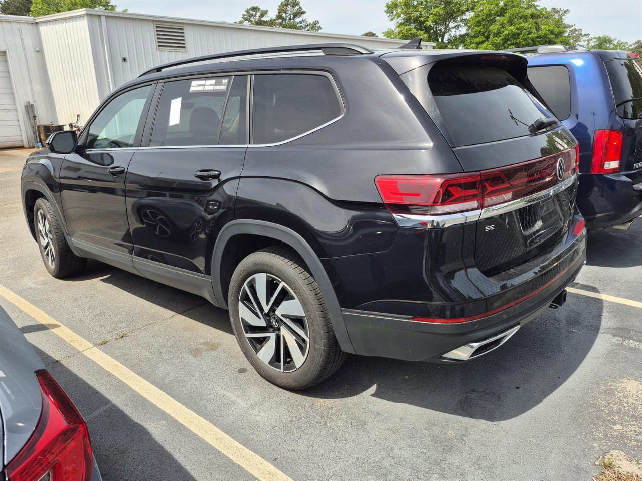 Used 2025 Volkswagen Atlas SE image 2