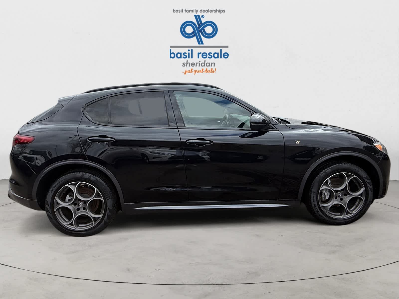 Used 2023 Alfa Romeo Stelvio Ti AWD/4WD image 8