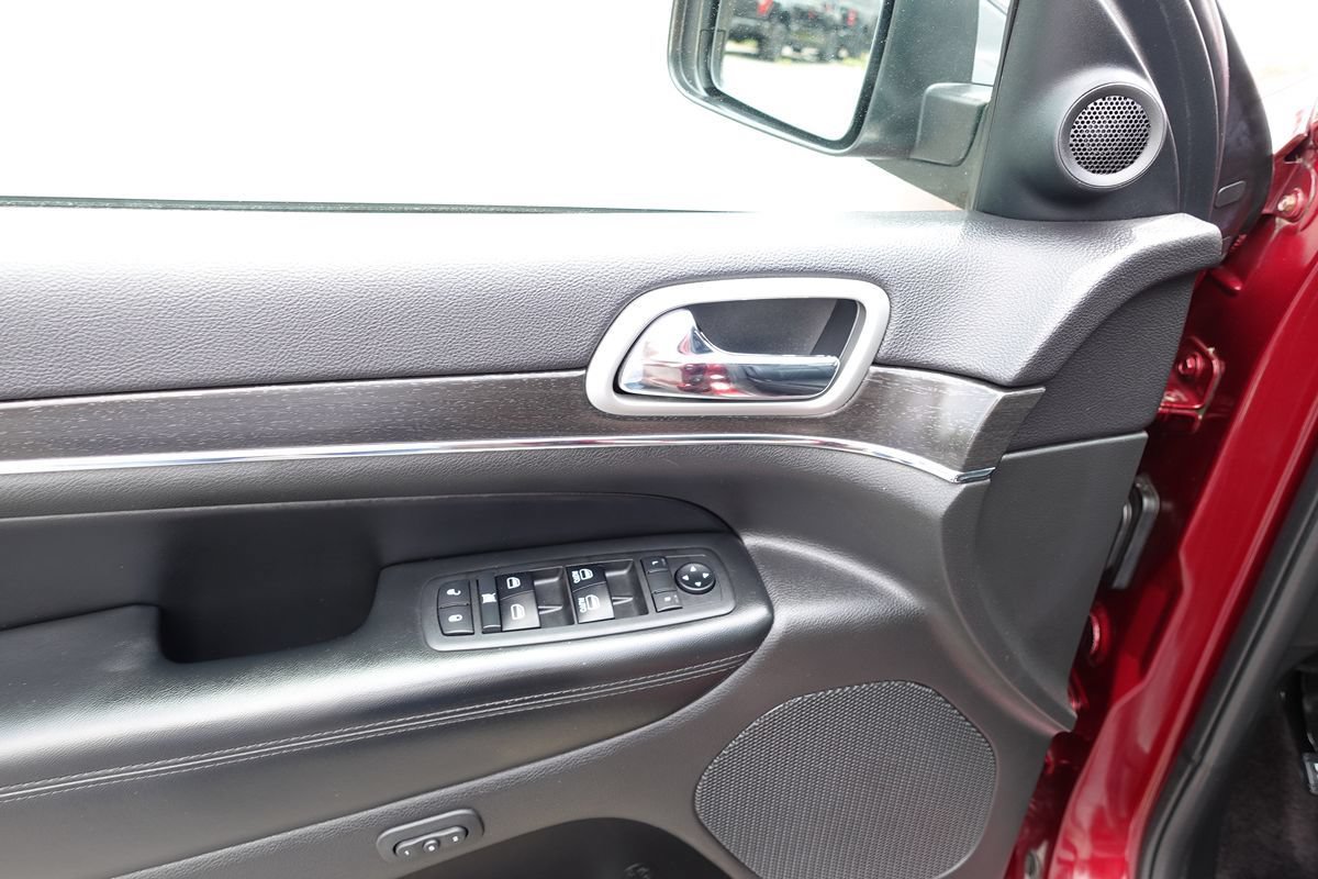 Used 2018 Jeep Grand Cherokee Limited AWD/4WD image 17
