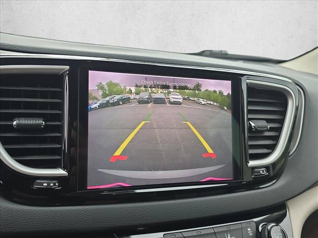Used 2023 Chrysler Pacifica Touring-L FWD image 13