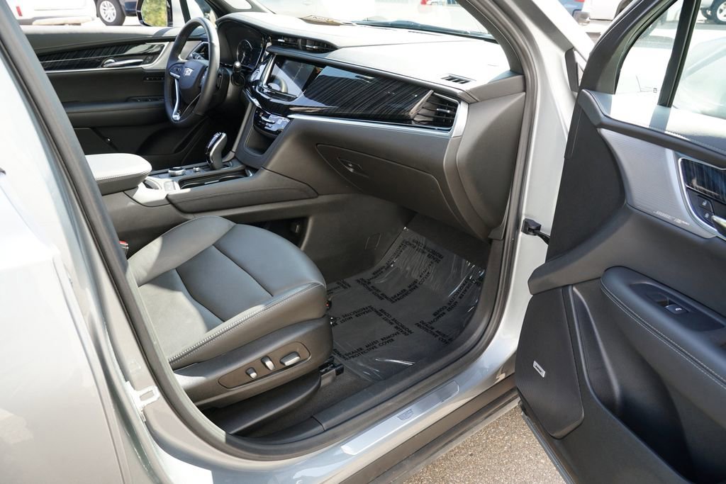 Used 2025 Cadillac XT6 Premium Luxury image 35