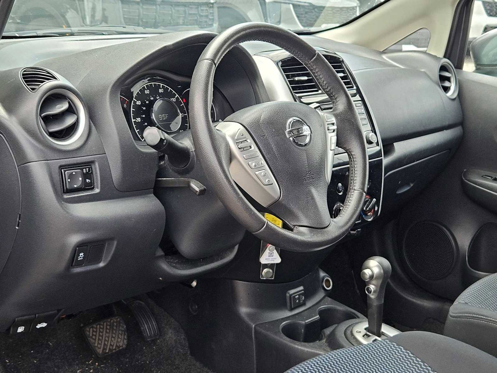 Used 2018 Nissan Versa Note SV FWD image 2