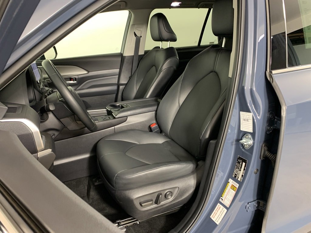 Used 2025 Toyota Grand Highlander AWD image 31