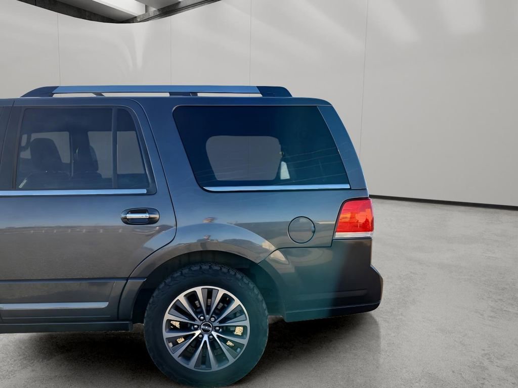 Used 2017 Lincoln Navigator Select image 10