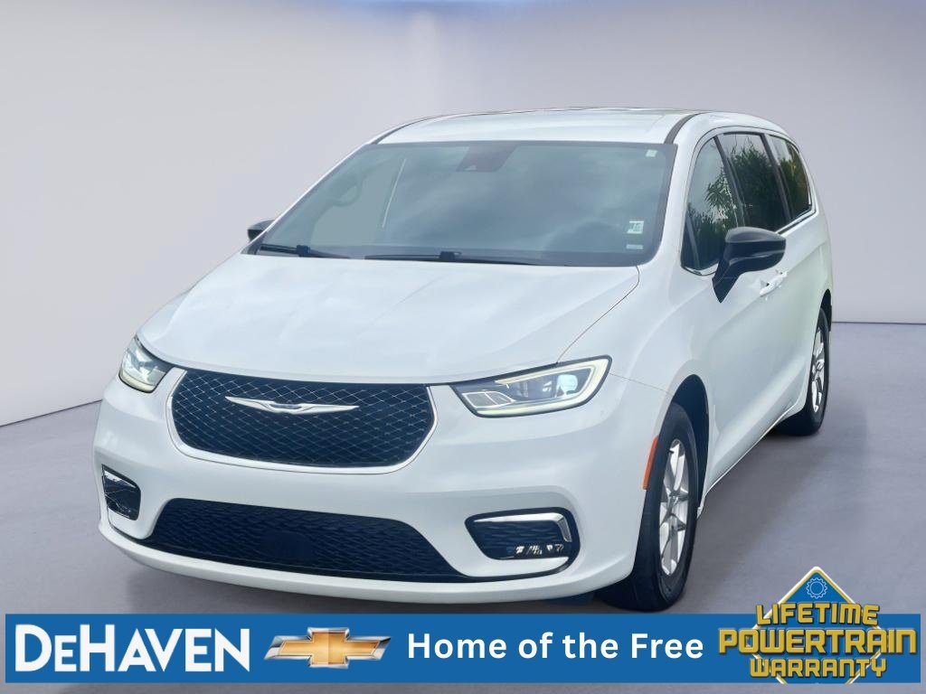 Used 2025 Chrysler Pacifica Select FWD image 1