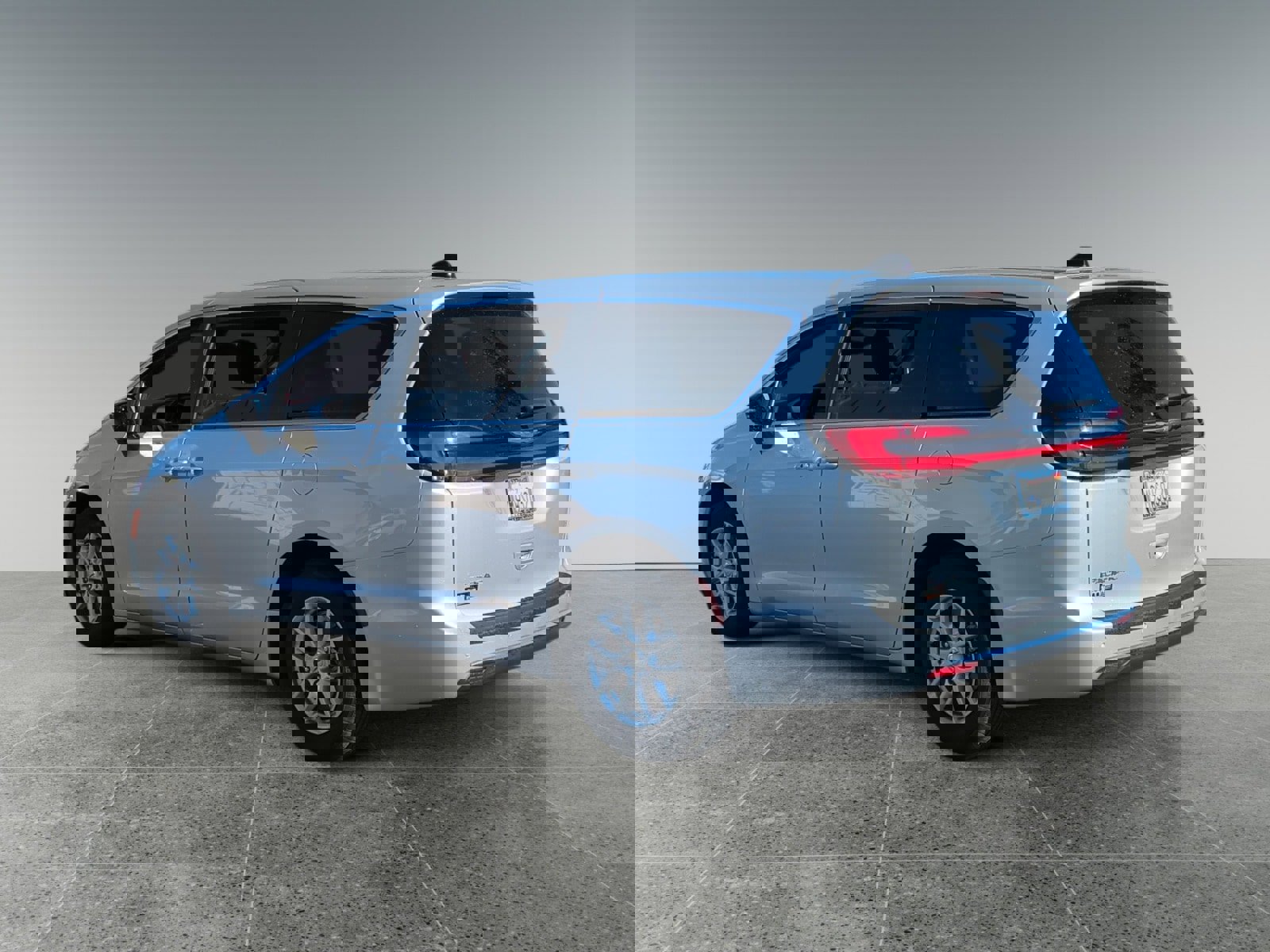 Used 2024 Chrysler Pacifica Touring image 4