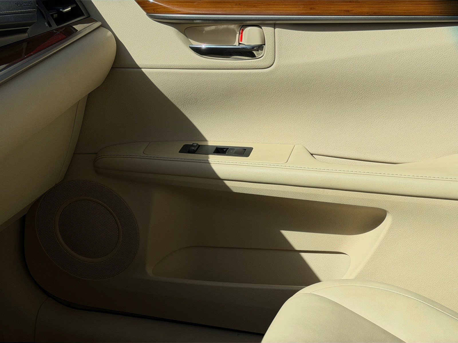 Used 2013 Lexus ES 300h w/ Premium Pkg FWD image 16
