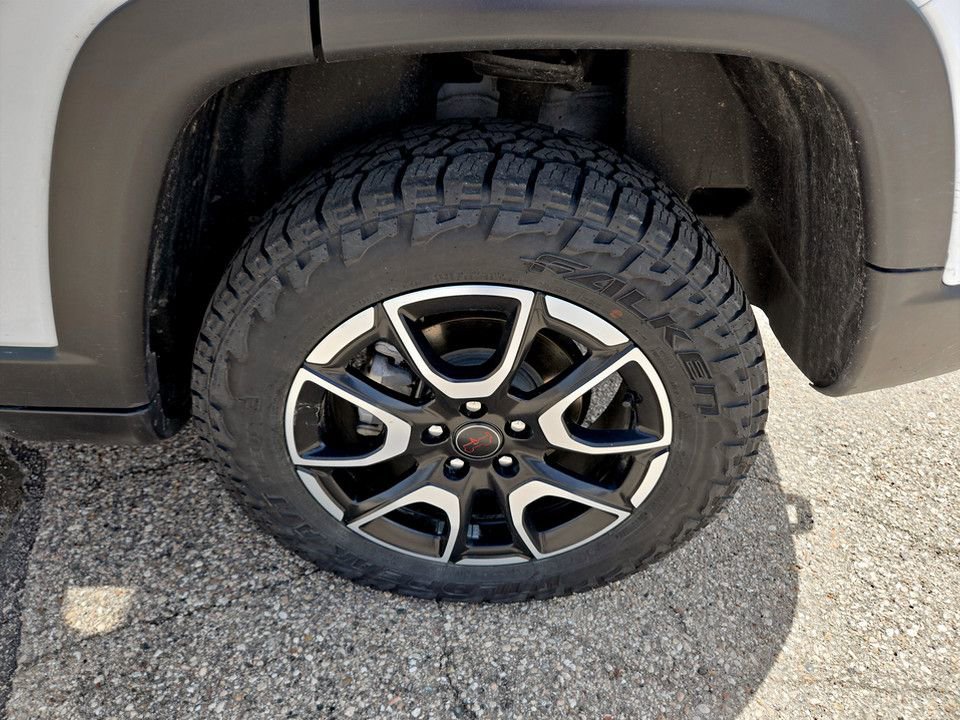 Used 2025 Jeep Compass Trailhawk AWD/4WD image 36