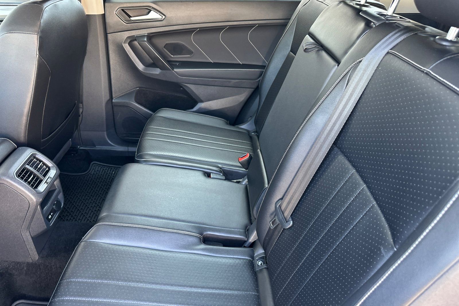 Used 2022 Volkswagen Tiguan SE w/ Panoramic Sunroof Package FWD image 12