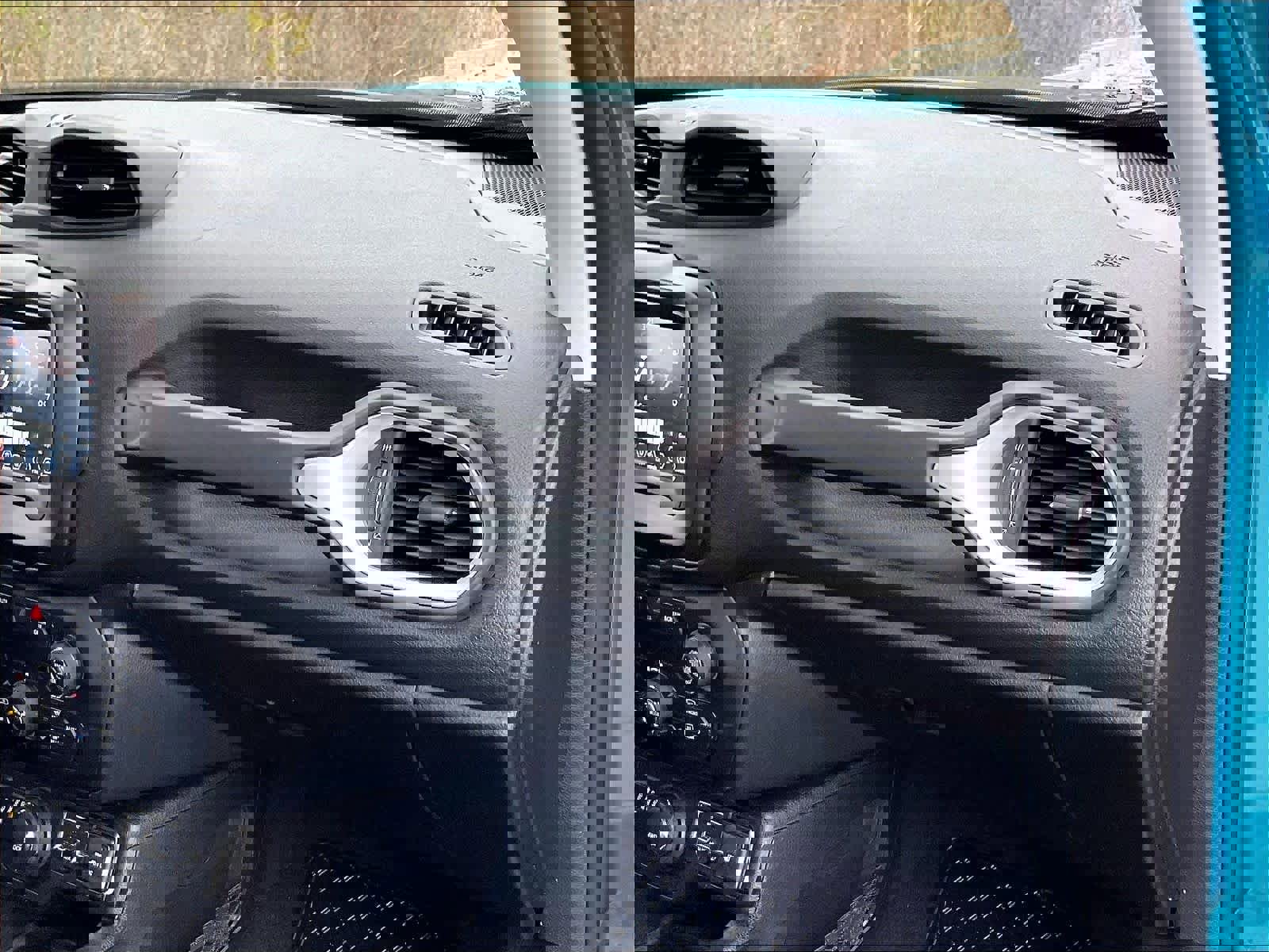 Used 2020 Jeep Renegade Latitude w/ Cold Weather Group AWD/4WD image 13