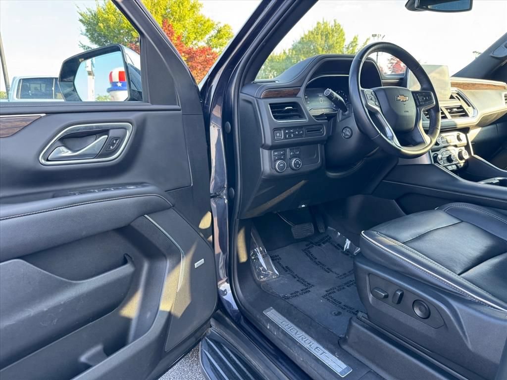Used 2022 Chevrolet Suburban Premier AWD/4WD image 17