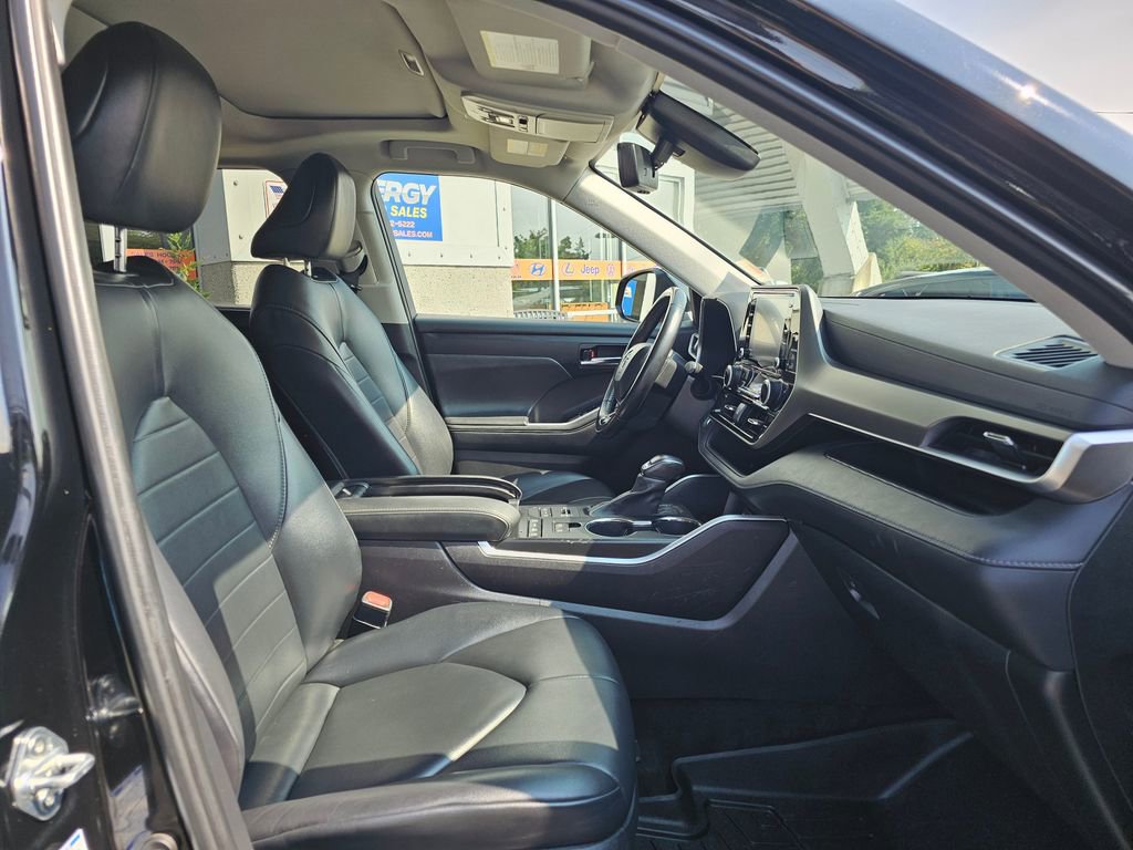 Used 2021 Toyota Highlander XLE AWD/4WD image 12