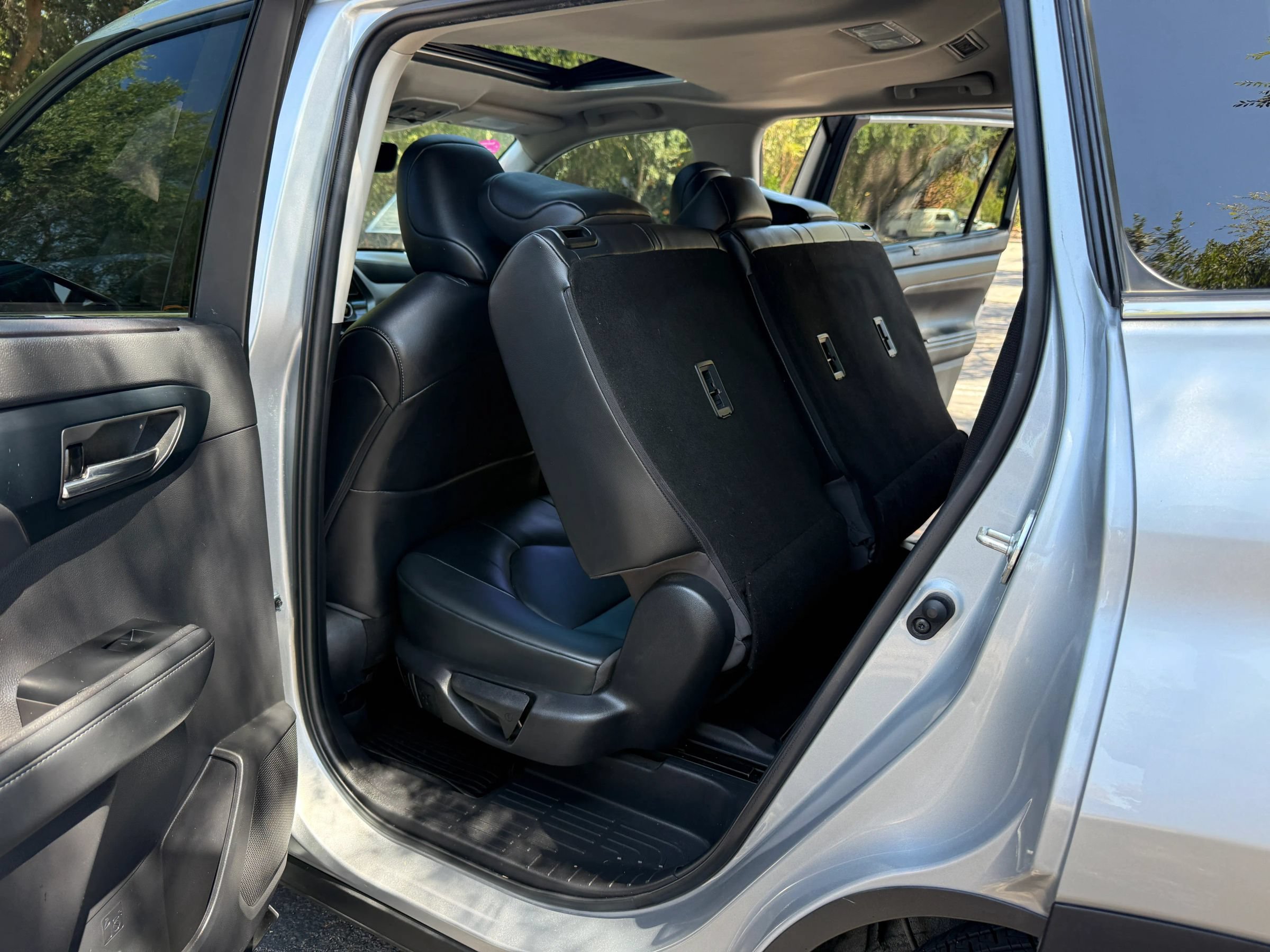 Used 2022 Toyota Highlander XLE FWD image 23