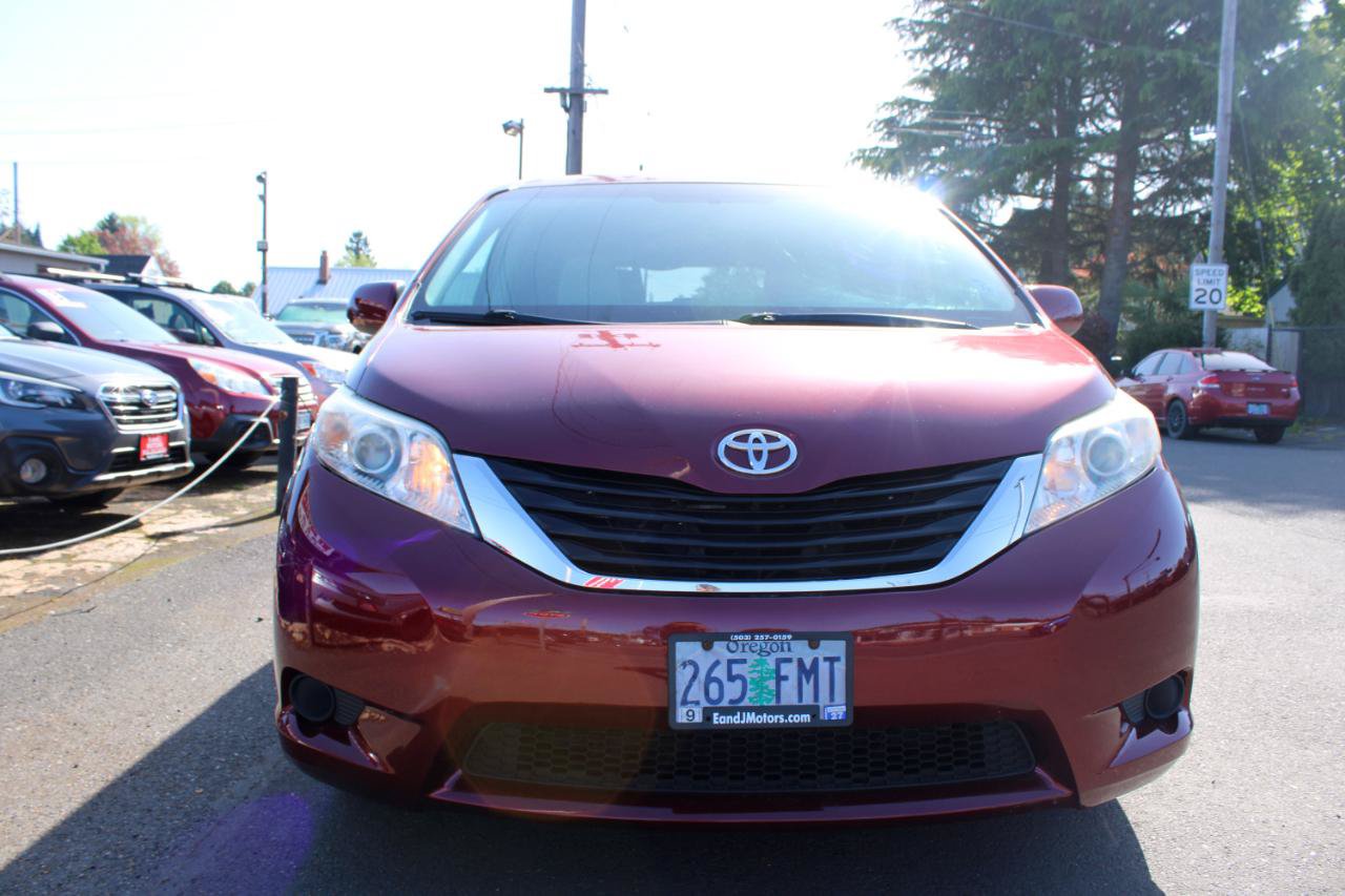 Used 2011 Toyota Sienna LE FWD image 2