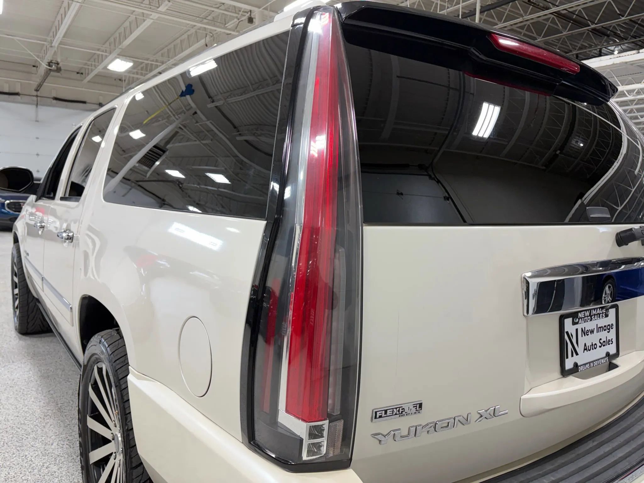 Used 2012 GMC Yukon XL Denali image 8