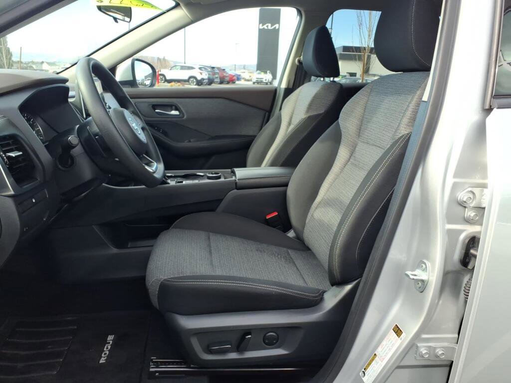 Used 2021 Nissan Rogue SV image 11