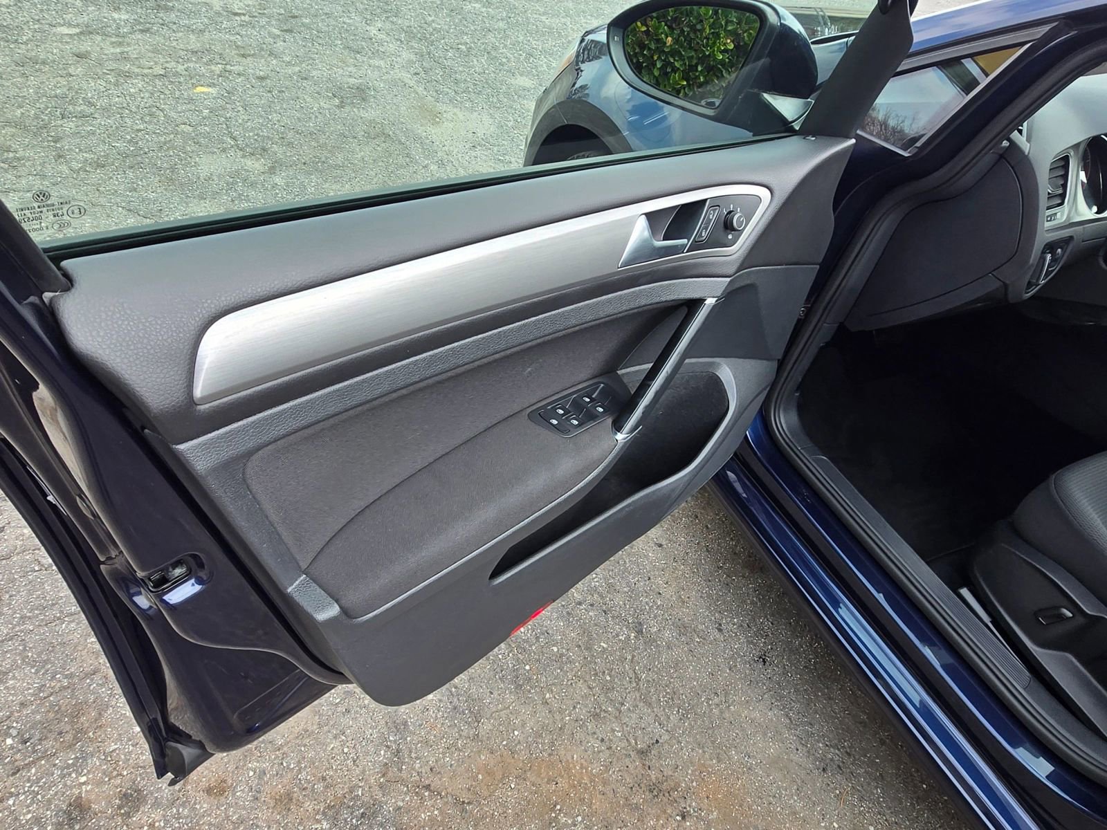 Used 2016 Volkswagen Golf S image 8