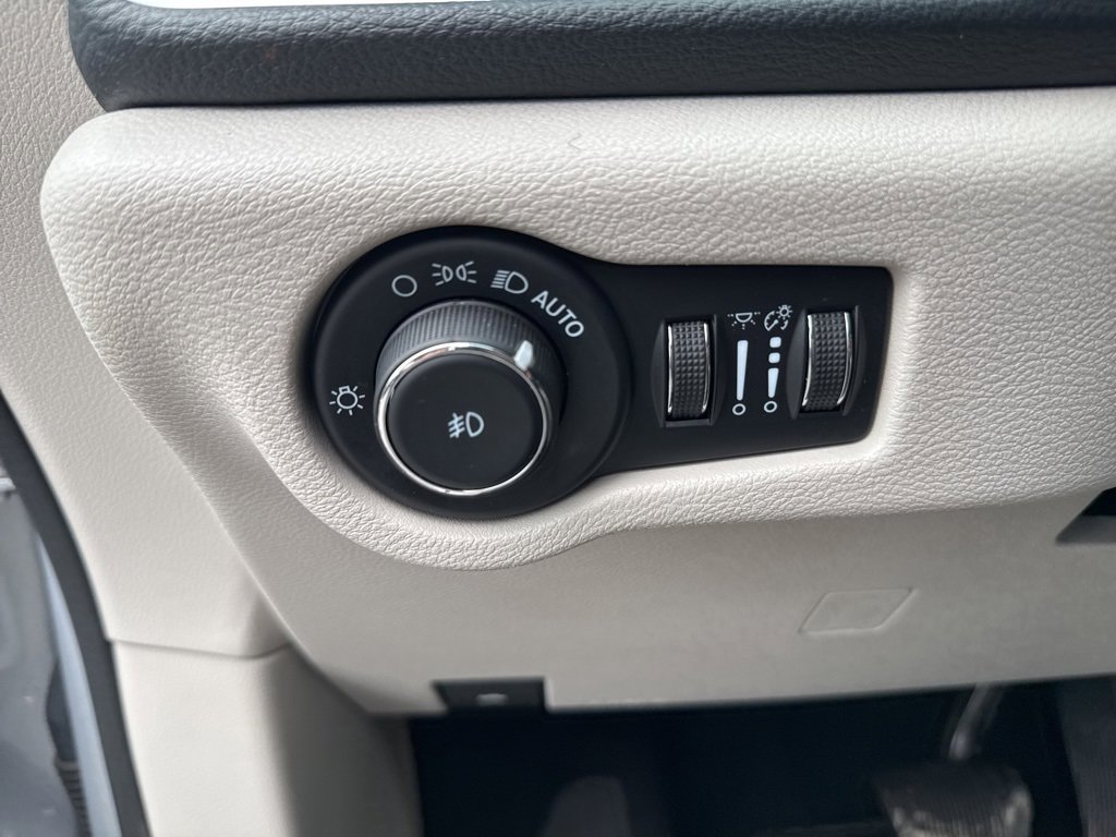 Used 2023 Chrysler Pacifica Limited image 10