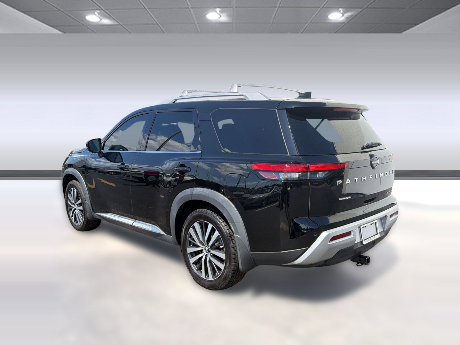 Used 2022 Nissan Pathfinder Platinum w/ Cargo Package FWD image 3