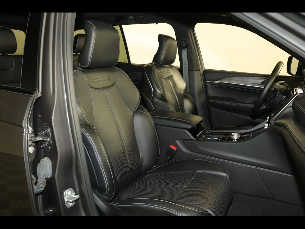 Used 2022 Jeep Grand Cherokee Overland w/ Luxury Tech Group IV image 32