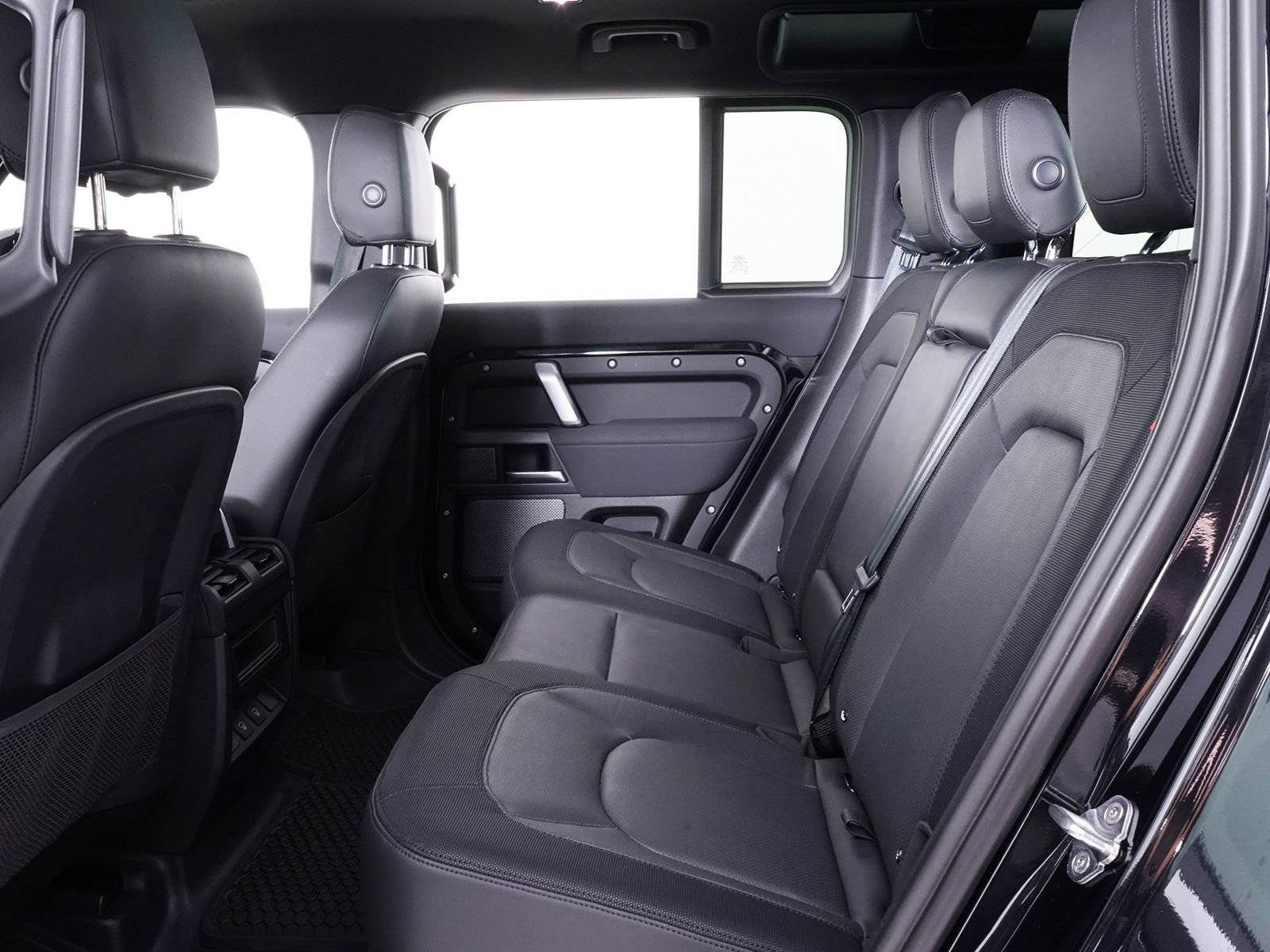 Used 2023 Land Rover Defender 110 X-Dynamic SE AWD/4WD image 24