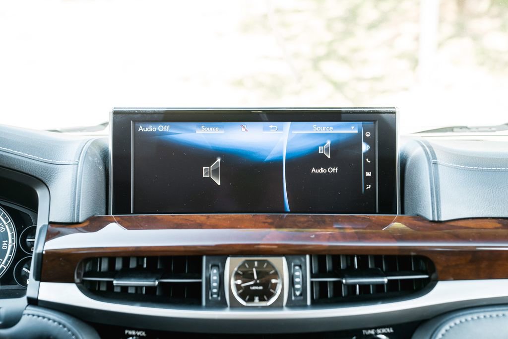 Used 2021 Lexus LX 570 4WD w/ Luxury Package image 21