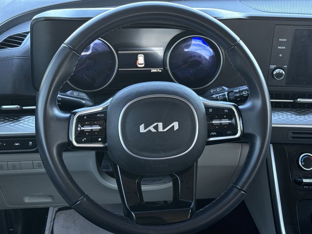 Used 2024 Kia Carnival LX image 11
