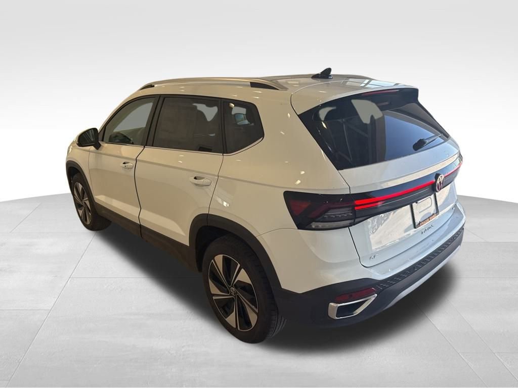 Used 2025 Volkswagen Taos SE w/ Panoramic Sunroof Package image 3
