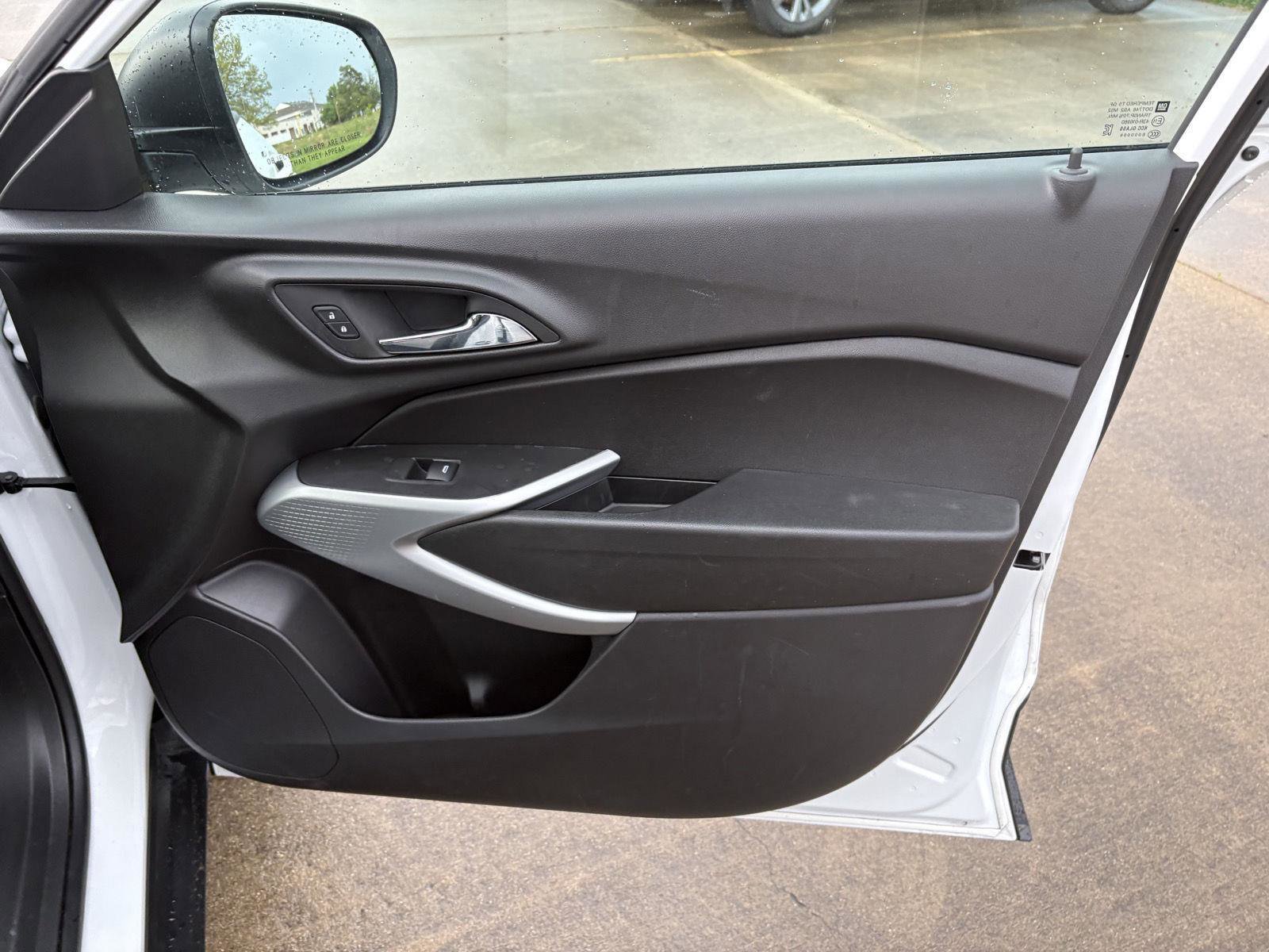 Used 2025 Chevrolet Trax LS FWD image 15