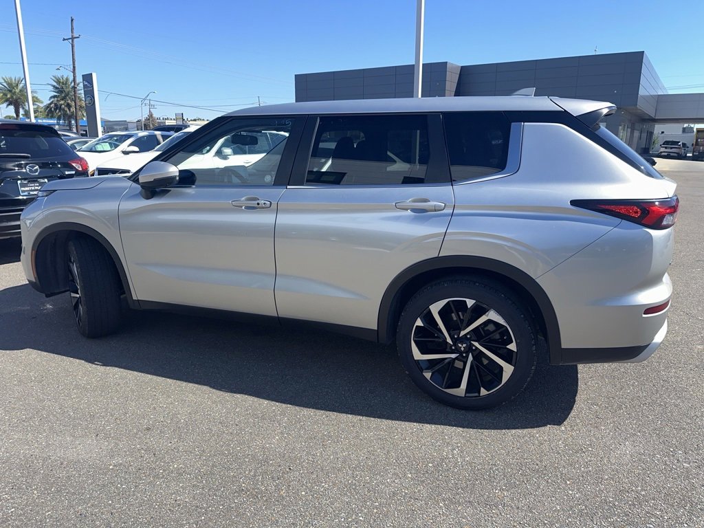 Used 2024 Mitsubishi Outlander SE image 2