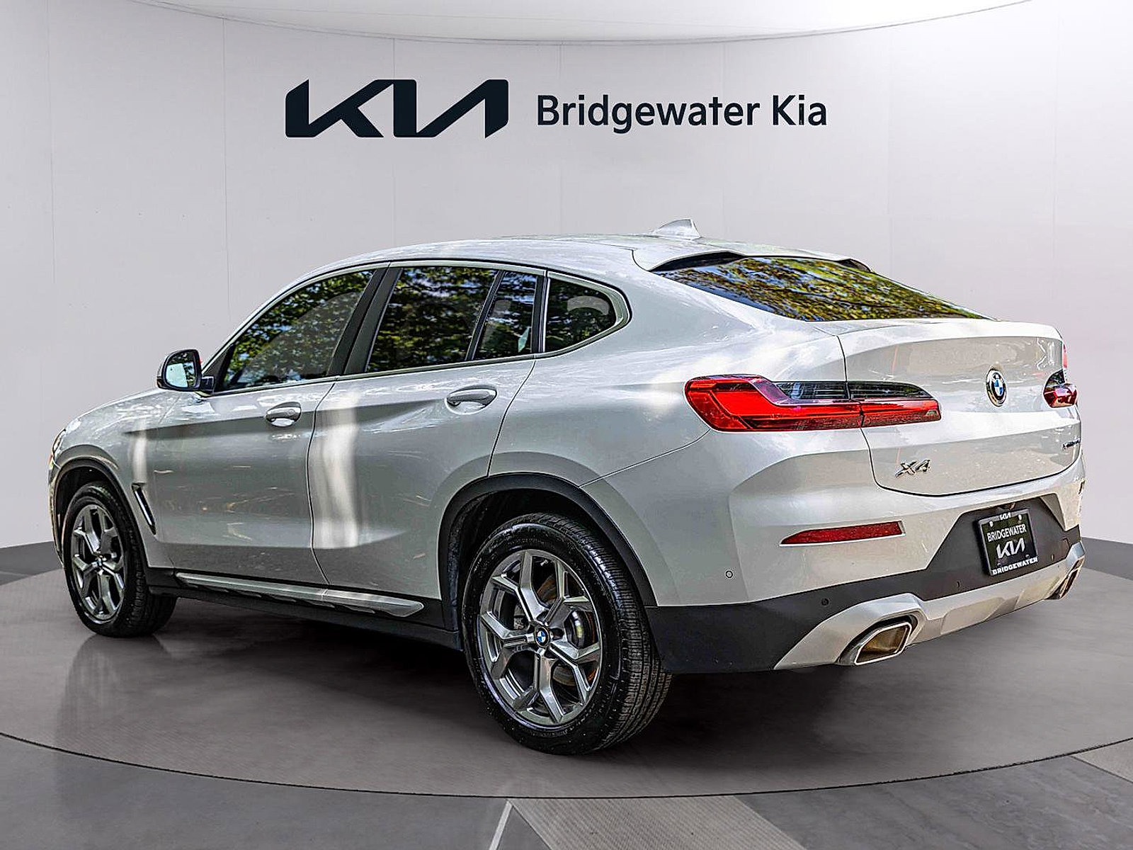 Used 2024 BMW X4 xDrive30i w/ Parking Assistance Package AWD/4WD image 5