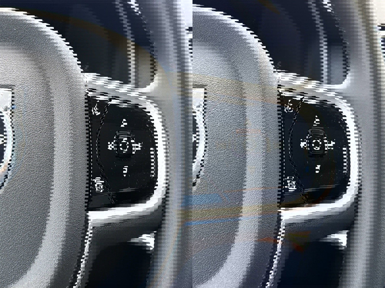 New 2025 Volvo XC90 T8 Plus w/ Protection Package Premier image 24