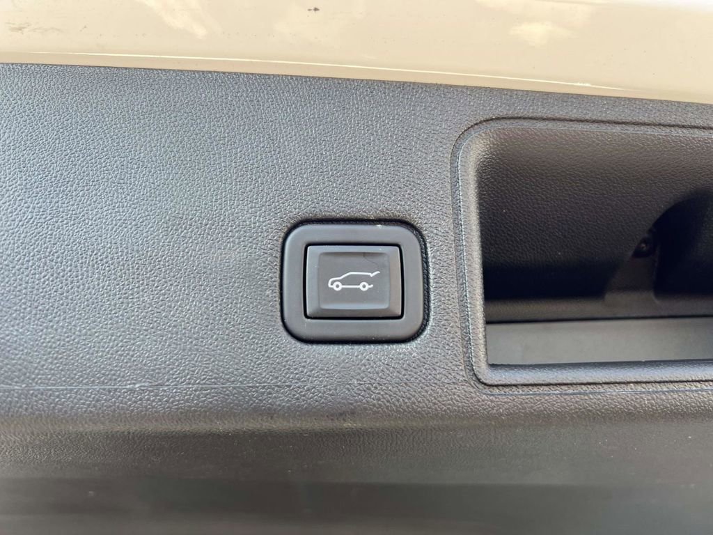 Used 2023 GMC Terrain SLT image 10