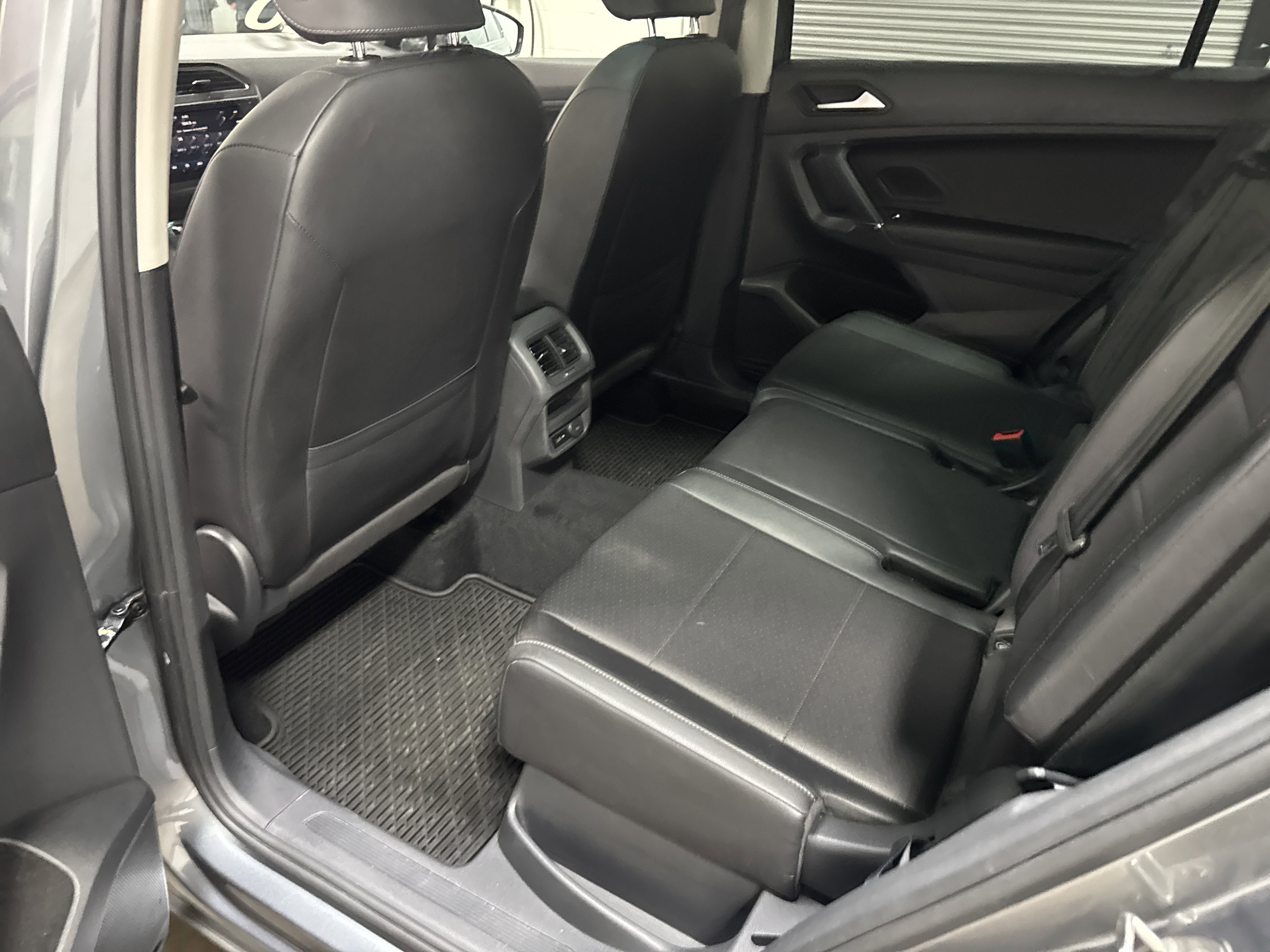 Used 2020 Volkswagen Tiguan SE w/ Panoramic Sunroof Package image 27