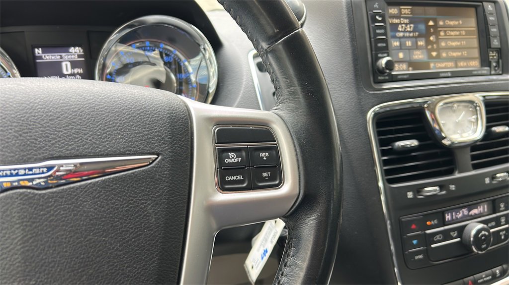Used 2014 Chrysler Town & Country Touring image 27